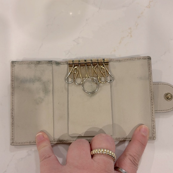 GUCCI Heart Embossed 6 Key Holder in Grey - Picture 4 of 10